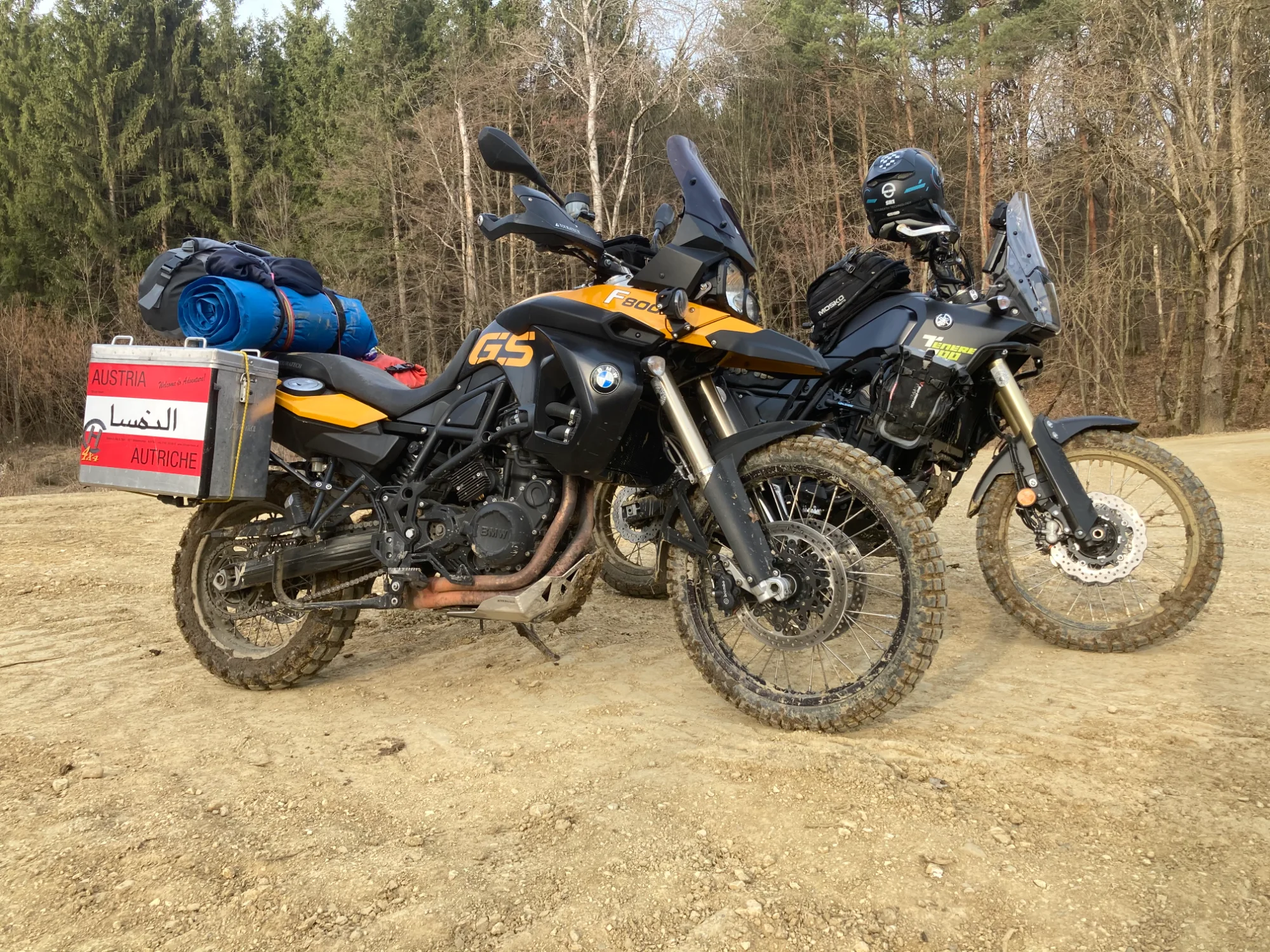 Motorradfahrer auf Bergstraße