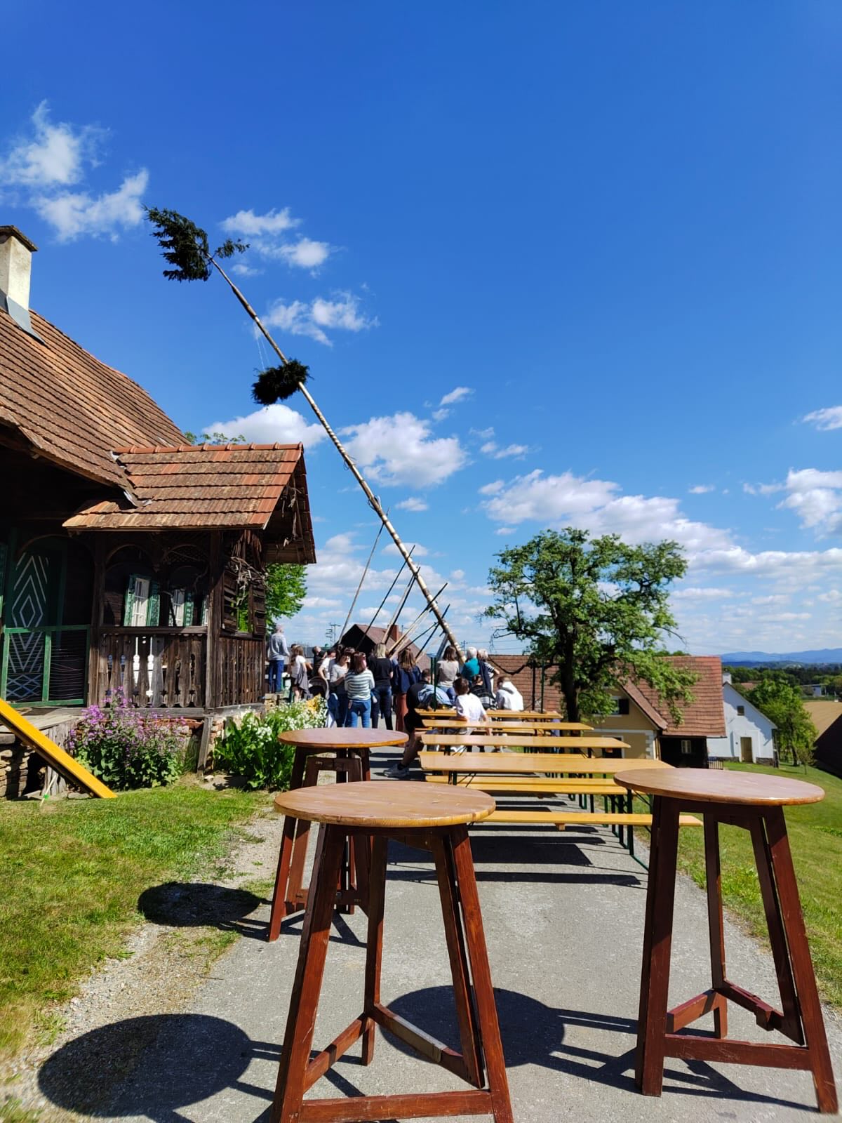Wir leben Tradition! Neben dem Osterkreuz stellen wir jährlich den Maibaum am „Veitl-Riegl“… — Aufnahme 3