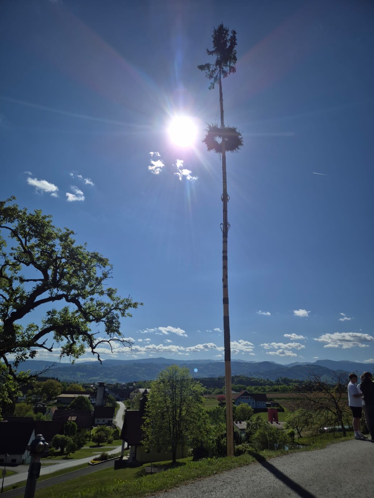 Wir leben Tradition! Neben dem Osterkreuz stellen wir jährlich den Maibaum am „Veitl-Riegl“… — Aufnahme 2